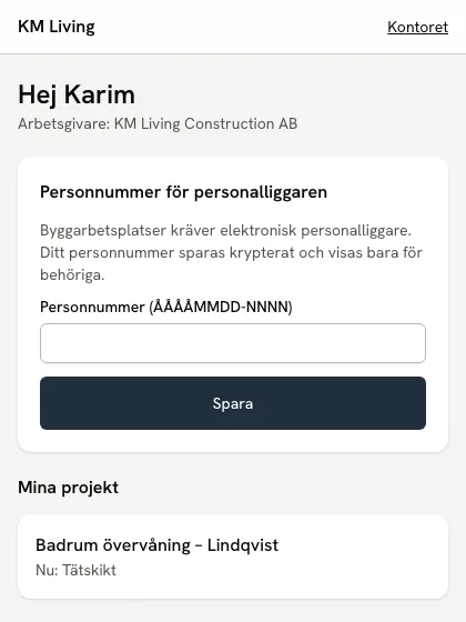 Fältappen i mobilen: hantverkaren ser sin arbetsgivare, sitt personnummer för personalliggaren och listan över byggarbetsplatser att checka in på.